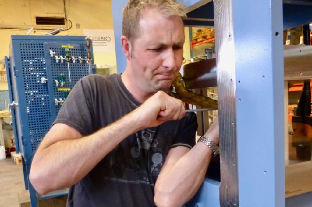 arbetare som jobbar i verkstaden hos Sysmec